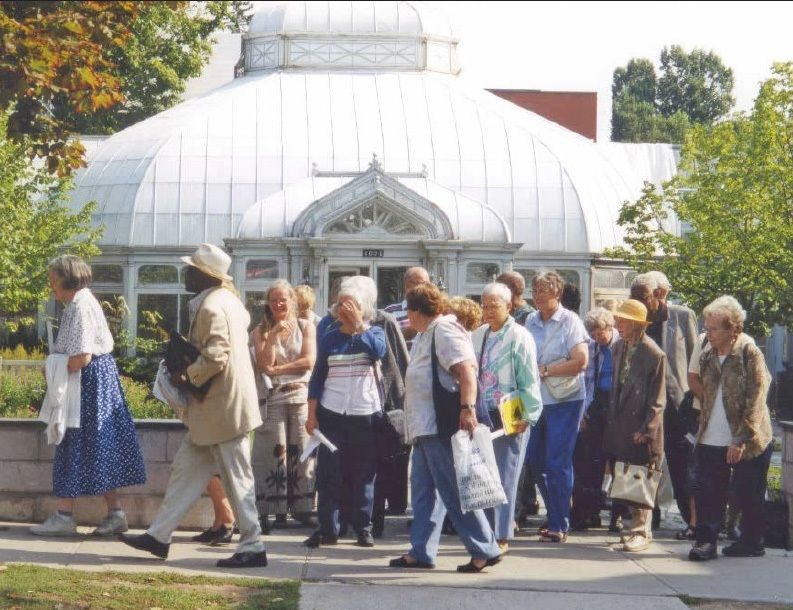 Walking Tours in Montreal, Feb. 2023 (Vol. 23, No. 2), Photo: WHA tour guide Richard Lord leading a walk through Westmount Park, c. 2004